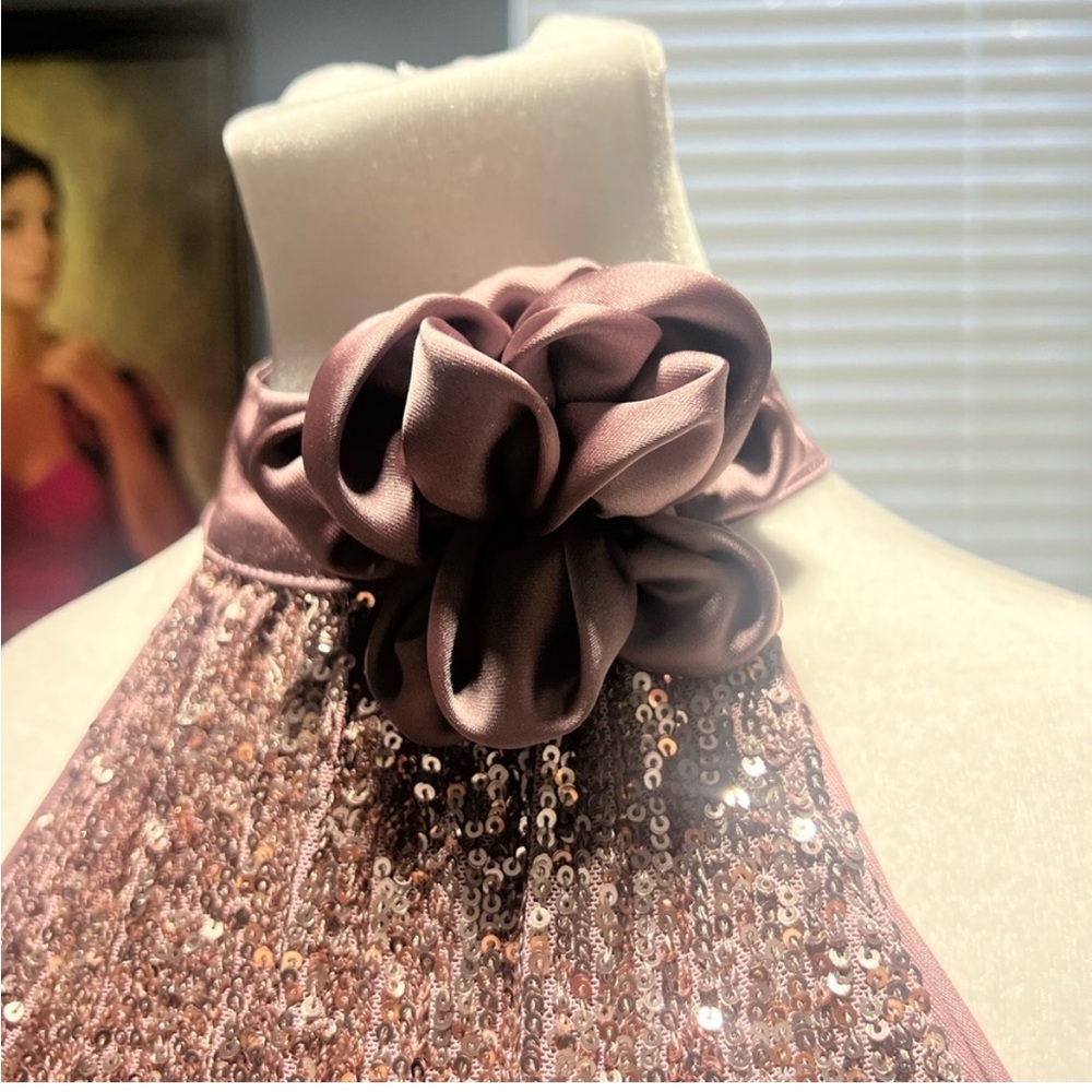 Rose sleeveless sequinned blouse with satin rose collar. NWT. Size Medi… - Picture 3 of 8